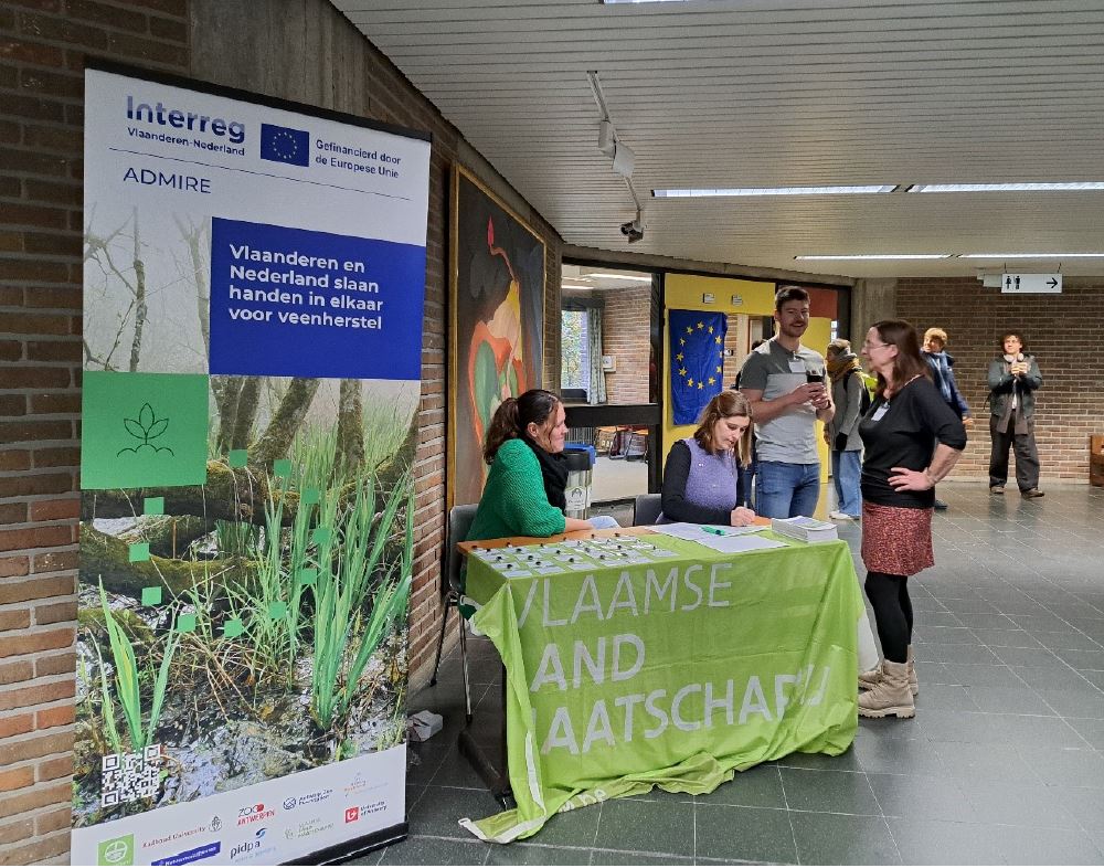 Foto toont ontvangsttafel op de dag van de workshop