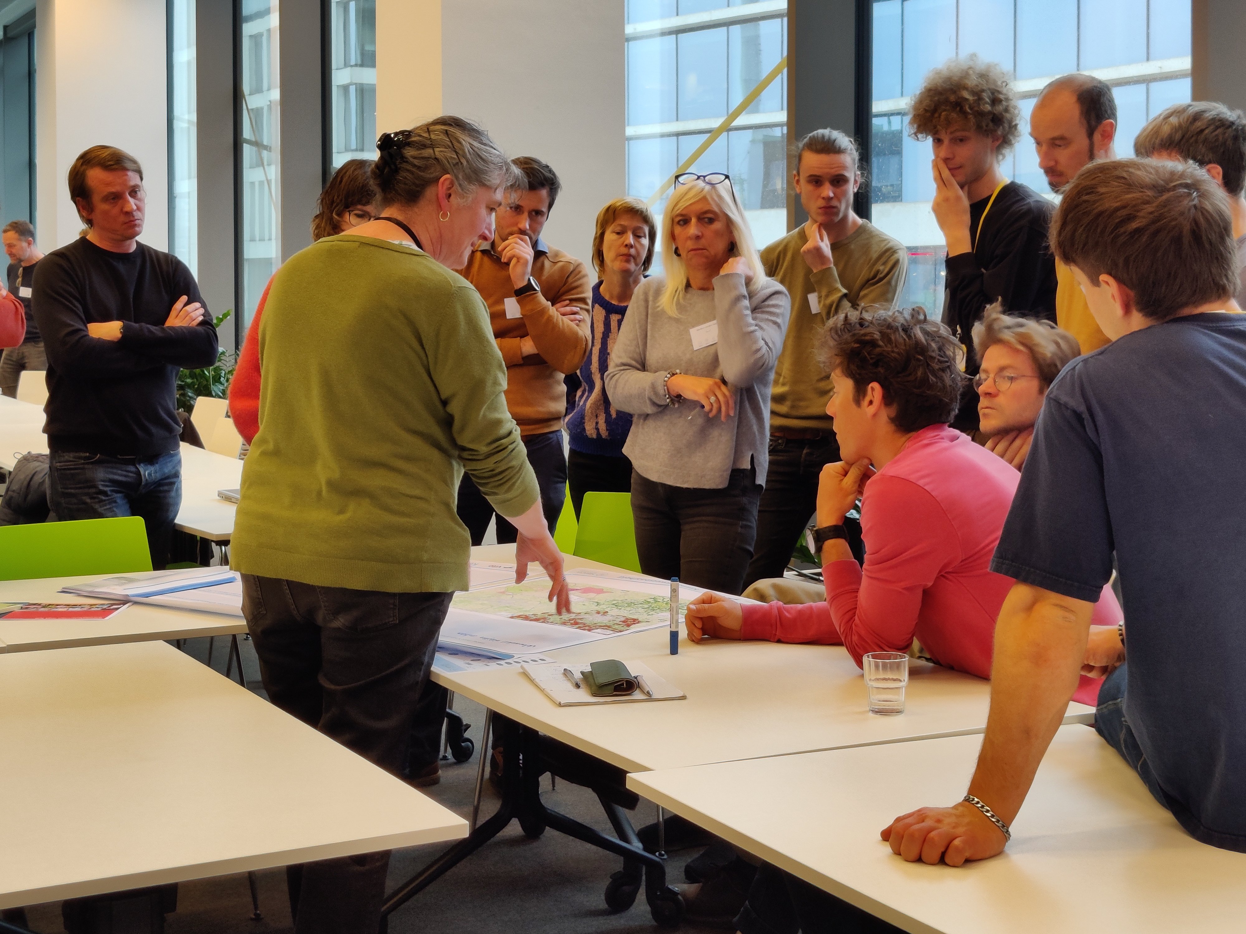 toelichting aan werktafel tijdens worskhop