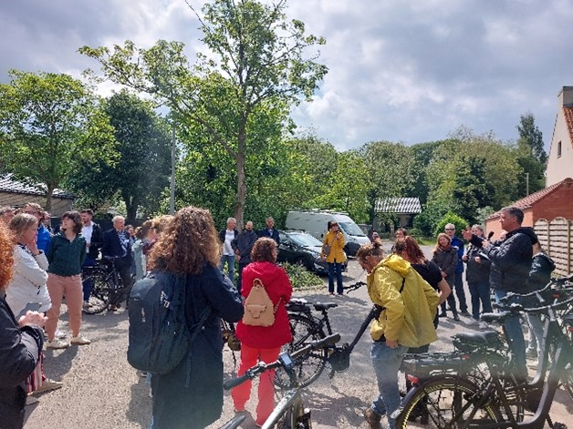 fietsers op terreinbezoek luisteren naar uitleg