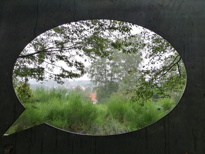 Foto toont kunst in Destelheide met een doorkijkgat naar de vallei