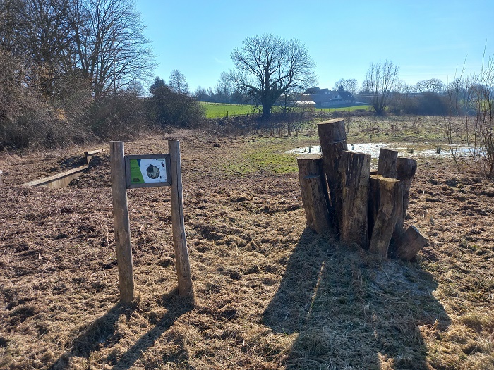 Foto toont infobord en broedstoven aan Ketelheide