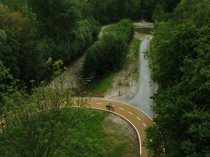 Dronebeeld fietspad en poelen in de verte