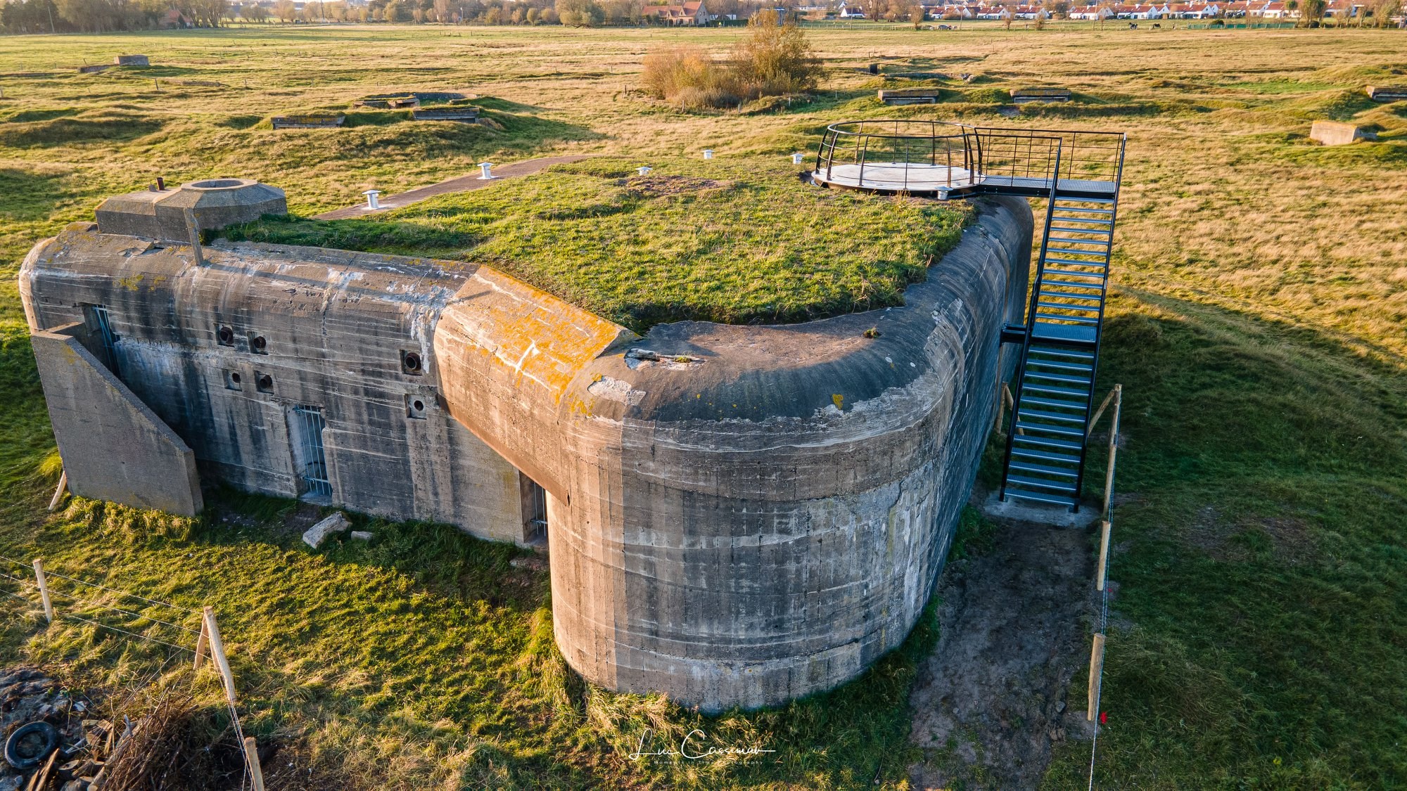 zicht op bunker met uitkijkplatform vanuit de lucht (c) LucCassiman_machtigMiddelkerke