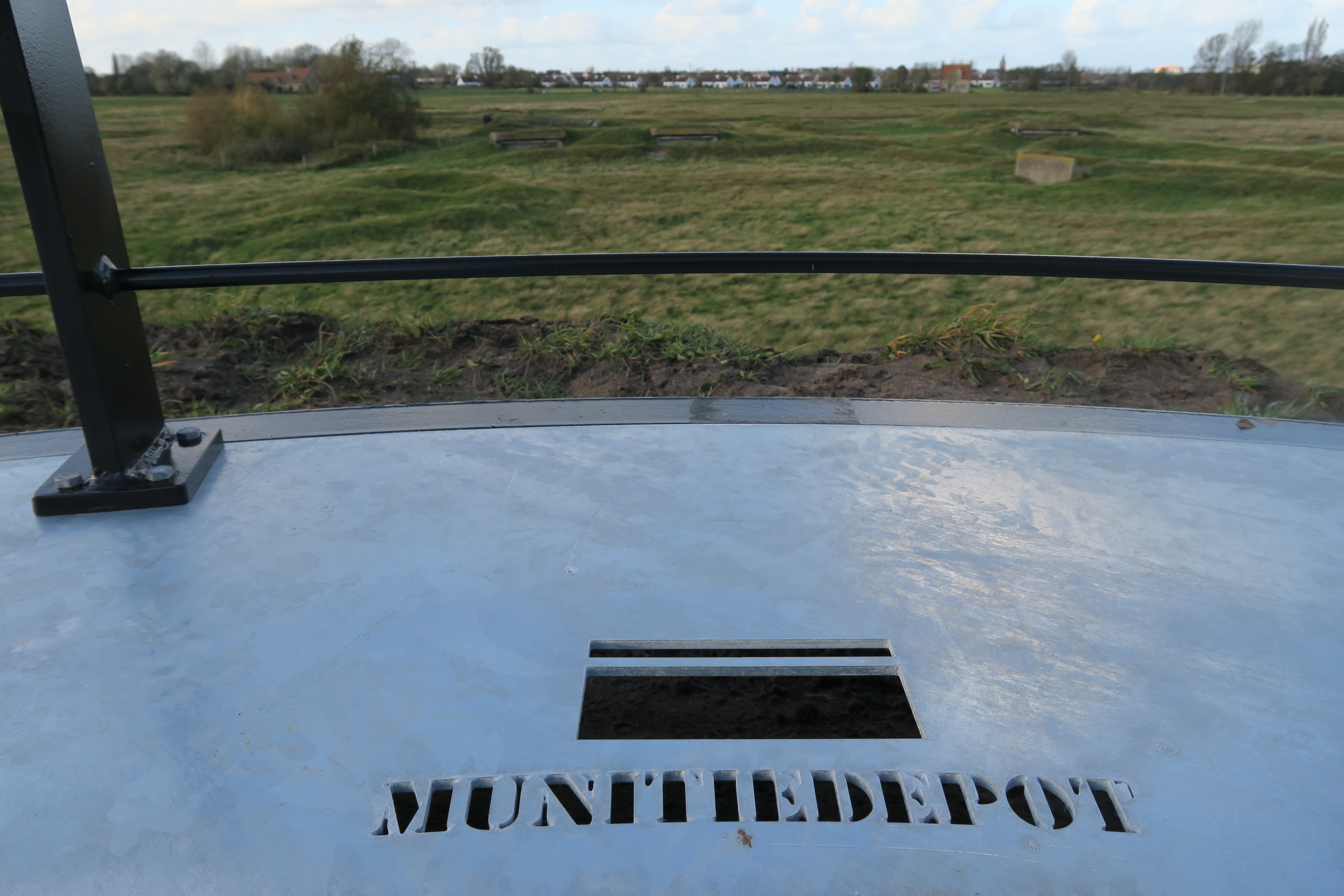 detail uitkijkplatform - uitgefreesde letters munitiedepot