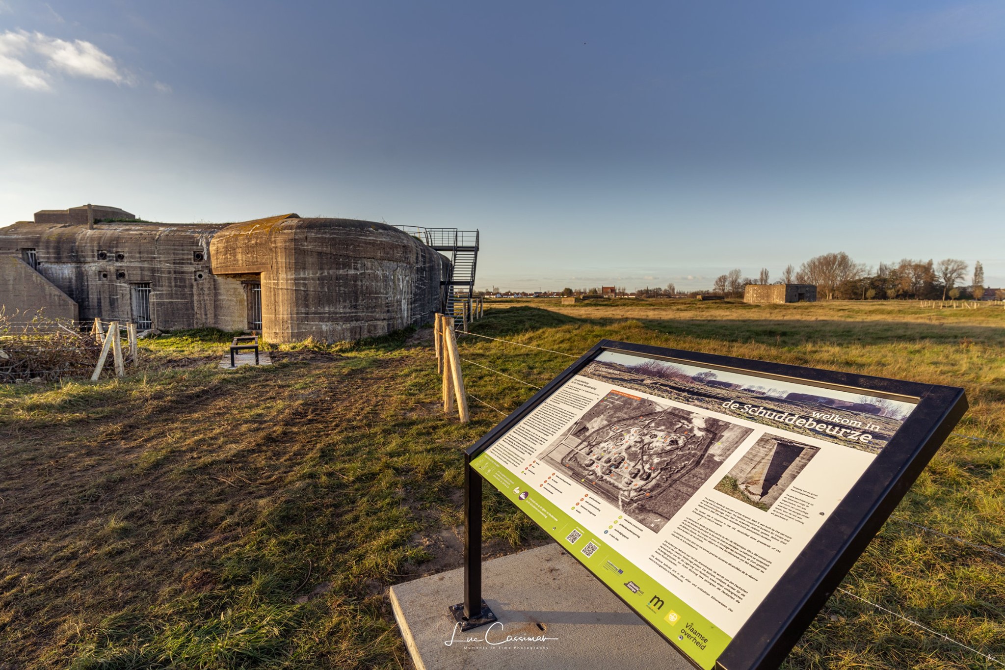 zicht op infobord en bunker met uitkijkplatform - beeld Luc Cassiman Machtig Middelkerke