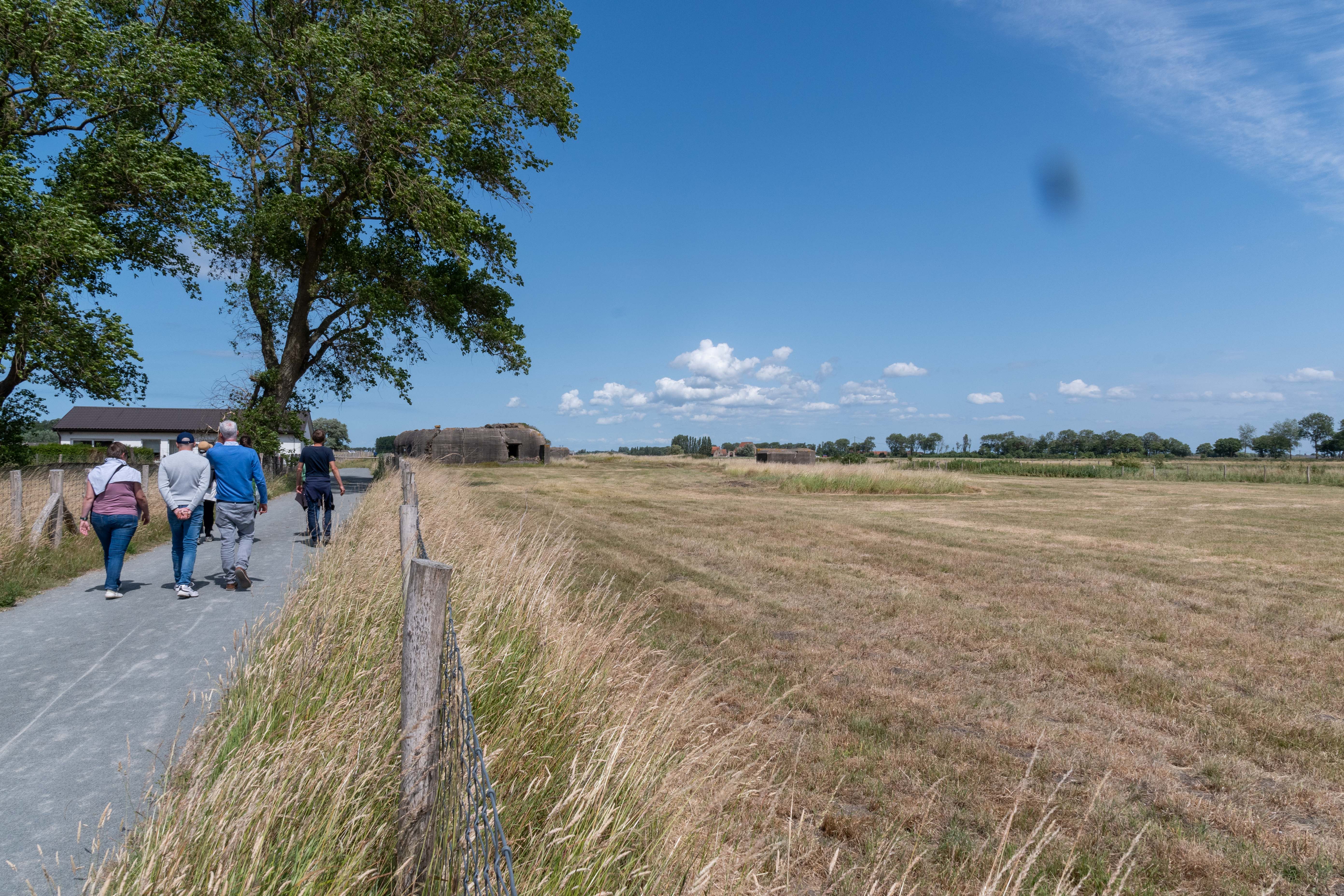 wandelaars op het nieuwe wandelpad - UD5