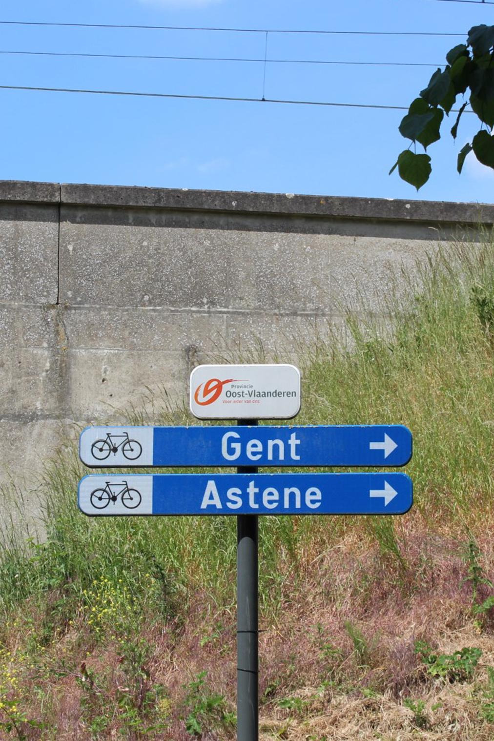 bord 'fietsen naar Gent' en 'fietsen naar Astene'