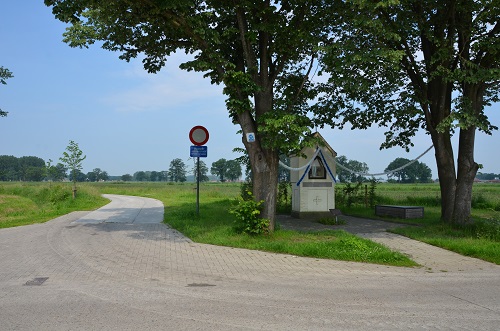 Foto toont landschap en kapel